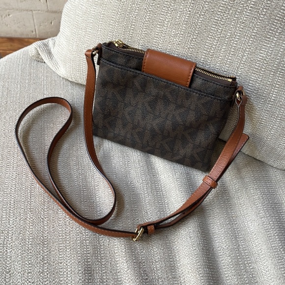 Michael Kors Fulton Brown Large Crossbody Bag - Picture 3 of 3